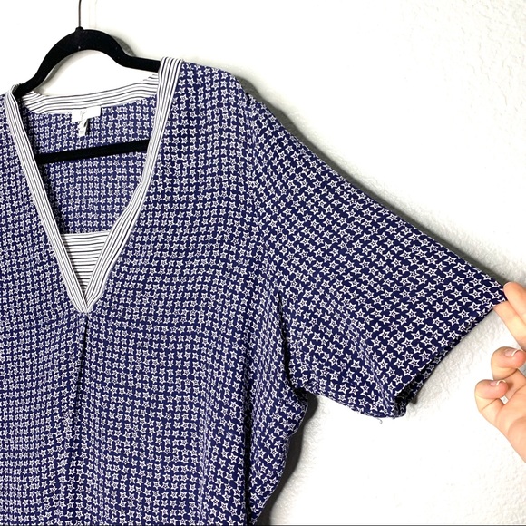 Joie silk blue/white v neck blouse size L - Picture 2 of 7